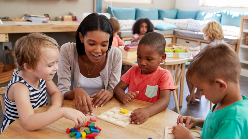 Att det ständigt är ny personal på förskolan gör att barnen kan få problem med att knyta an och känna tillit gentemot andra.  Foto: Shutterstock